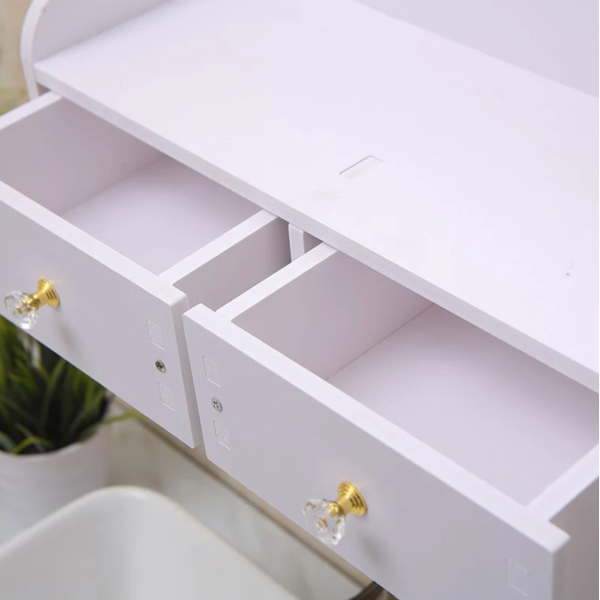 Огледало за грим с място за съхранение – елегантно и спестяващо място решение за баня и спалня