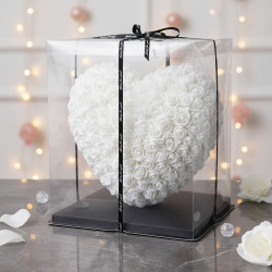 Декоративно сърце от изкуствени рози в подаръчна кутия