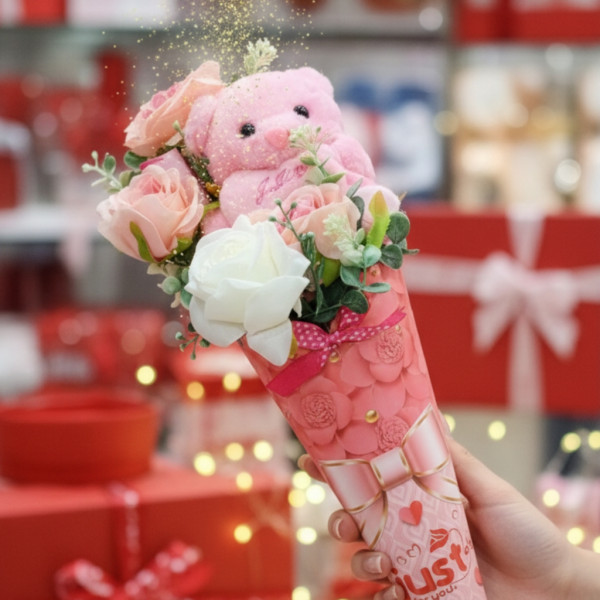 Декоративен подаръчен букет с плюшено мече и изкуствени цветя