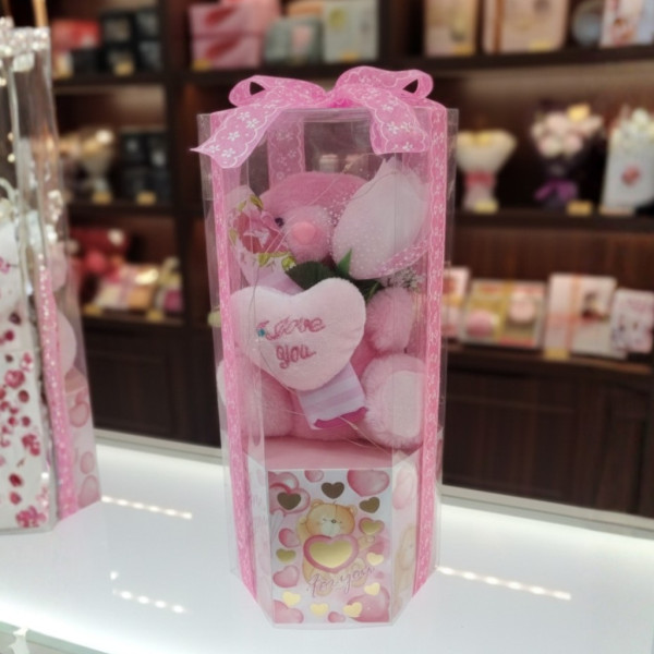 Подаръчен комплект с плюшено мече и надпис „Love you“ в прозрачна кутия