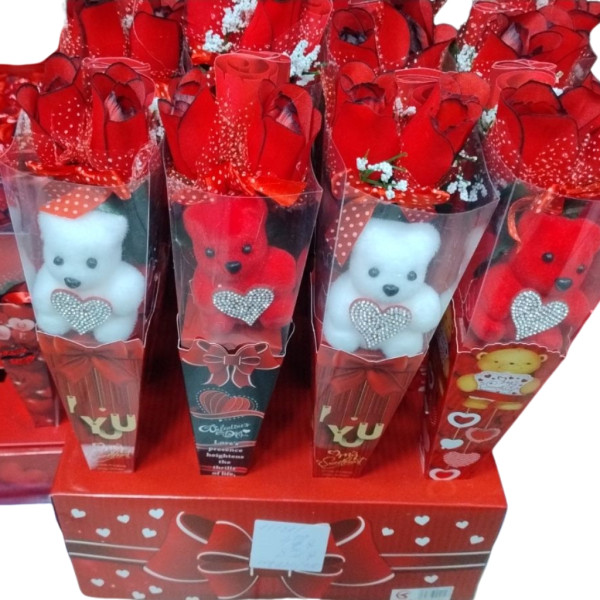 Романтичен букет с мече и червени рози 5