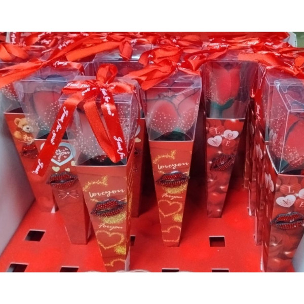 Романтичен букет с червени рози и декоративна лента – перфектен подарък за всека специален повод