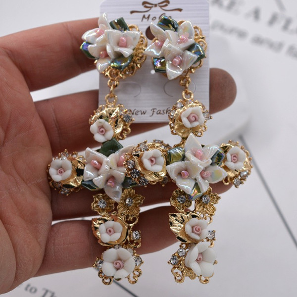 Златисти обеци с кръст и бели цветя А40