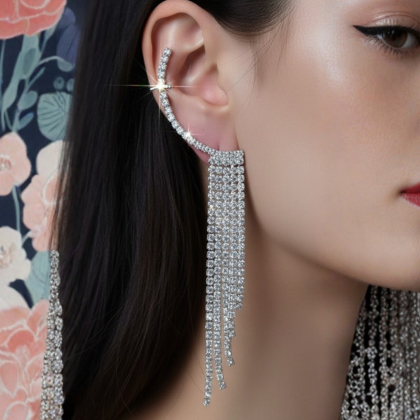 Интересен аксесоар за ухо с бели кристали А84