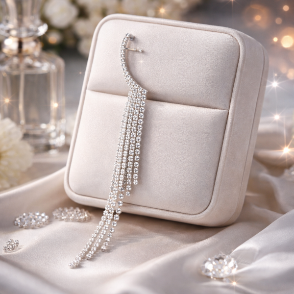 Интересен аксесоар за ухо с бели кристали А84