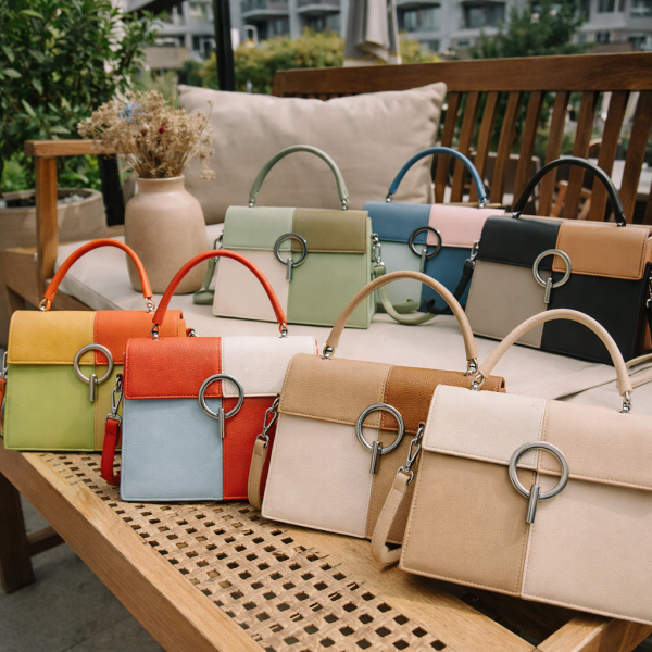 Многоцветна дамска чанта с метална тока и дълга дръжка 2