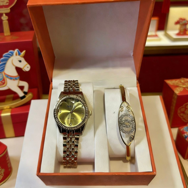 Елегантен дамски комплект: Часовник със златна верижка и камъни + гривна