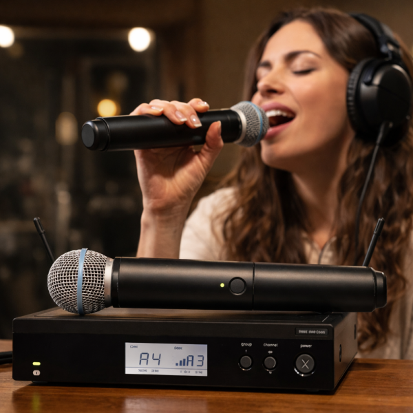 Професионален безжичен вокален микрофон за сцена и студио BLX 2