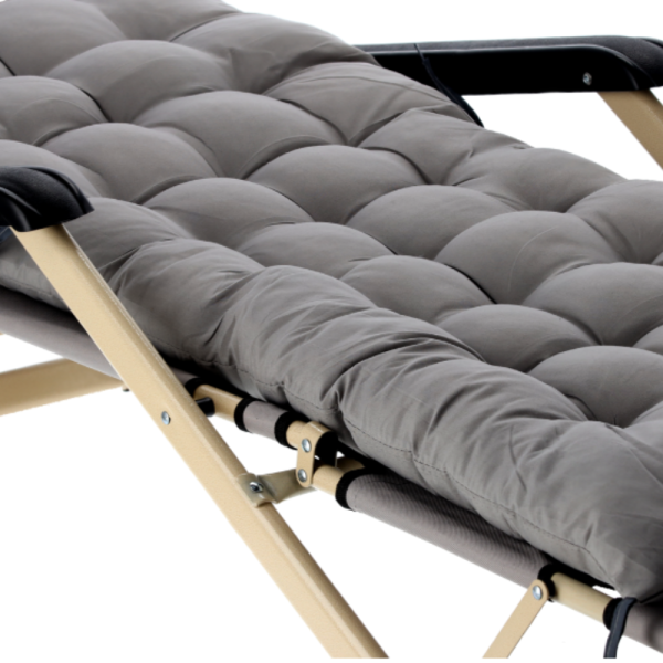 Сгъваем шезлонг с голяма възглавница - стилен, практичен и удобен