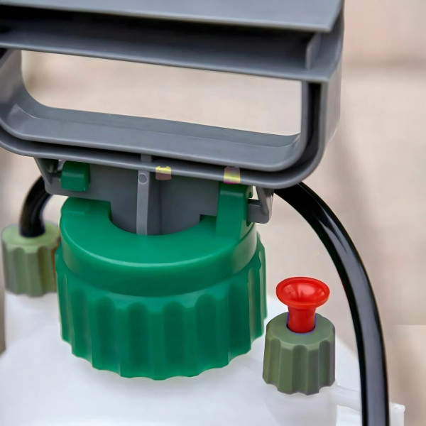 Ръчна градинска пръскачка под налягане 5L, 3 Bar – С регулируема дюза, предпазен клапан и презрамка (42 см)