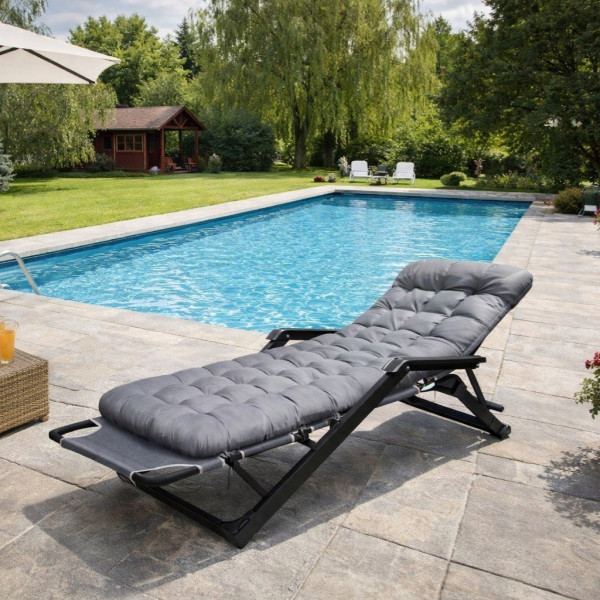 Сгъваем градински шезлонг с мека ватирана възглавница, регулируема облегалка и метална рамка