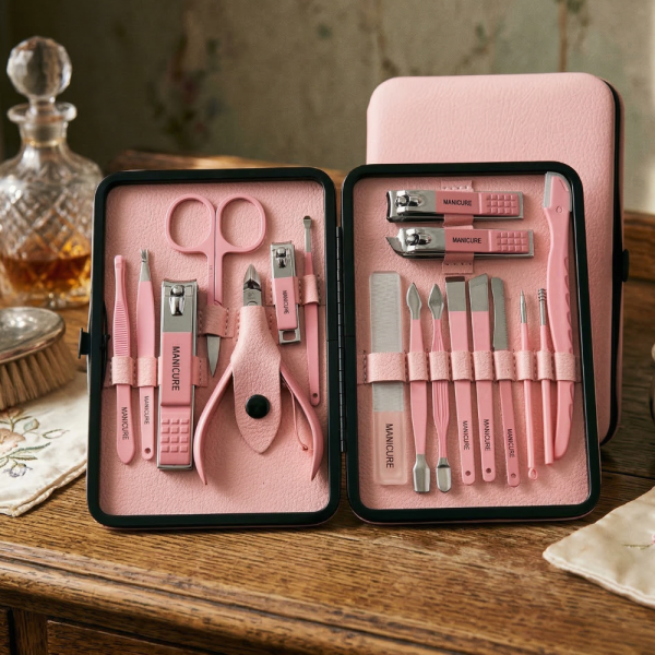 Комплект за маникюр от 18 части в елегантен розов калъф