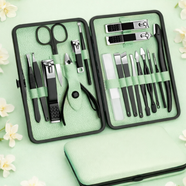 Комплект за маникюр от 18 части в елегантен зелен калъф