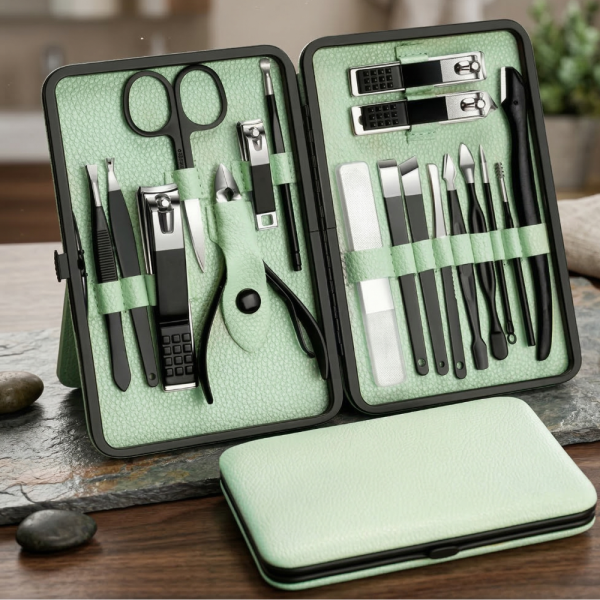 Комплект за маникюр от 18 части в елегантен зелен калъф