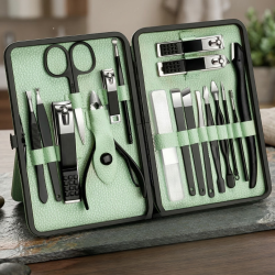 Комплект за маникюр от 18 части в елегантен зелен калъф