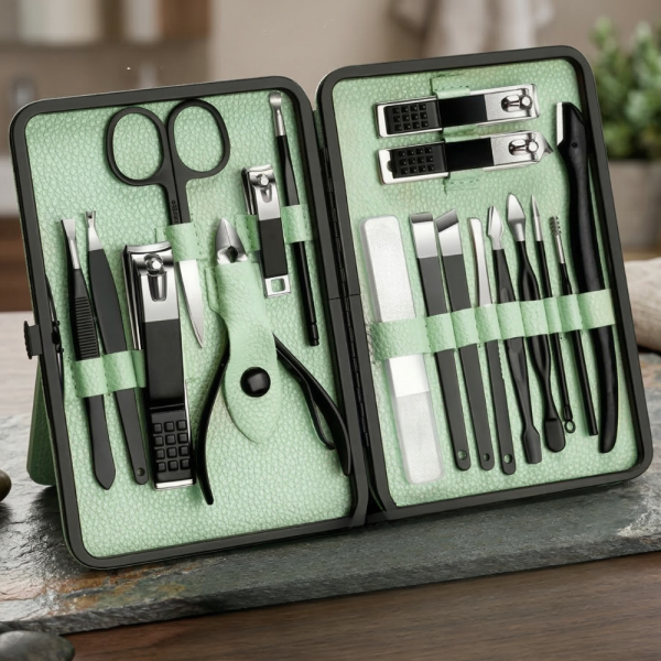 Комплект за маникюр от 18 части в елегантен зелен калъф