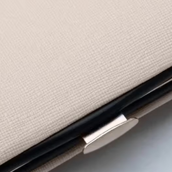 Комплект за маникюр от 23 части в златисто с елегантен калъф