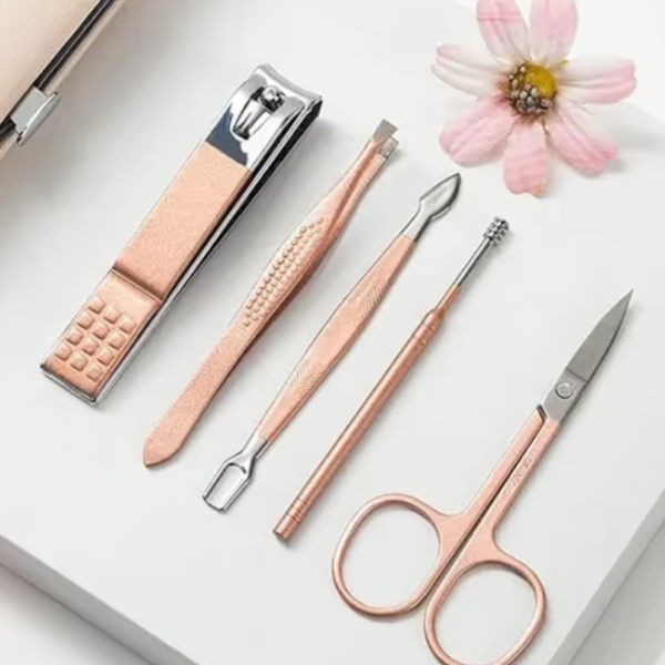 Комплект за маникюр от 23 части в златисто с елегантен калъф