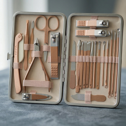Комплект за маникюр от 23 части в златисто с елегантен калъф