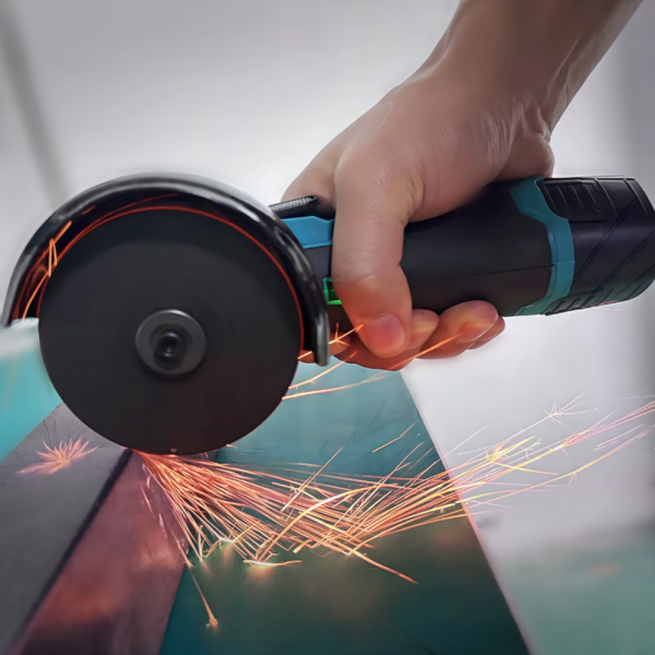 Комплект от безжичен винтоверт с Led осветление и безчетков ъглошлайф - практичност и прецизност