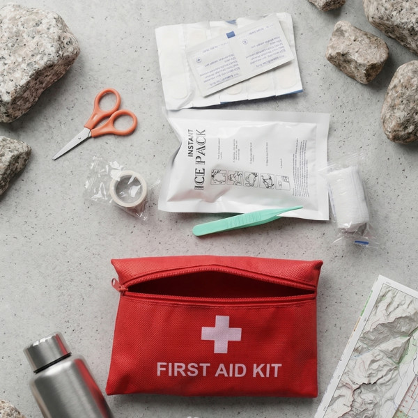 Компактен комплект за първа помощ в червена чантичка