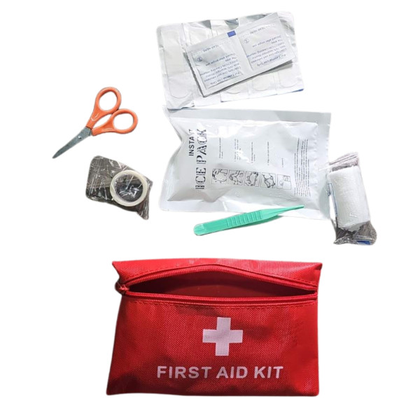 Компактен комплект за първа помощ в червена чантичка 6