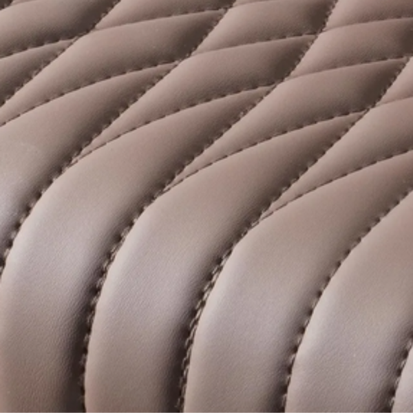 Ергономичен кафяв геймърски стол с поставка за крака, регулируема височина и 3D подлакътници