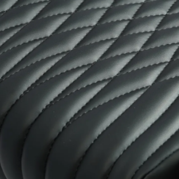 Ергономичен черен геймърски стол с поставка за крака, регулируема височина и 3D подлакътници