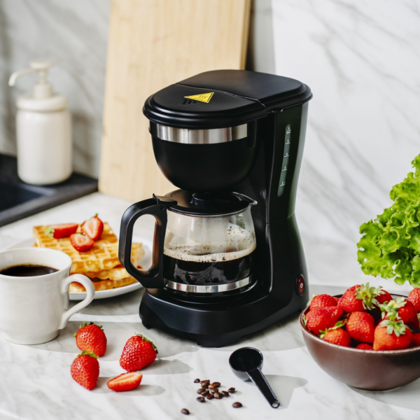 Компактна черна кафеварка 600W – 0.6L, поддържане на топлина и антикапкова система