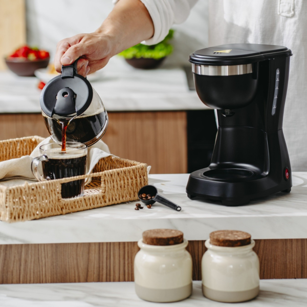 Компактна черна кафеварка 600W – 0.6L, поддържане на топлина и антикапкова система