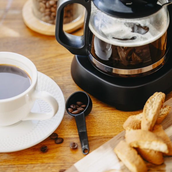 Компактна черна кафеварка 600W – 0.6L, поддържане на топлина и антикапкова система 6