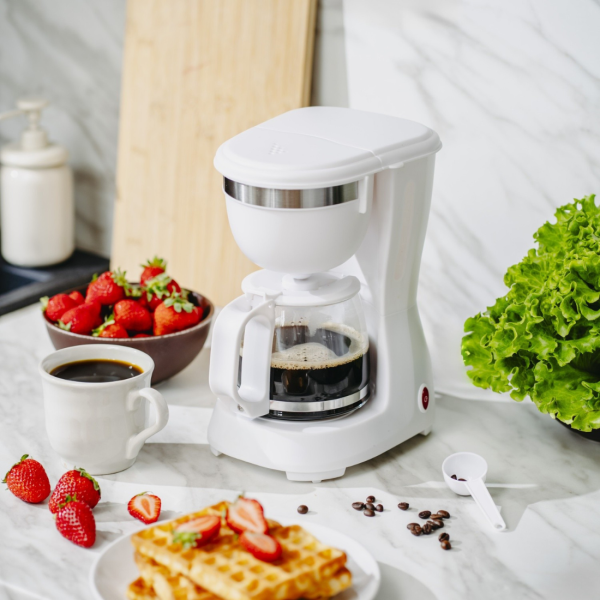 Компактна бяла кафеварка 600W – 0.6L, поддържане на топлина и антикапкова система