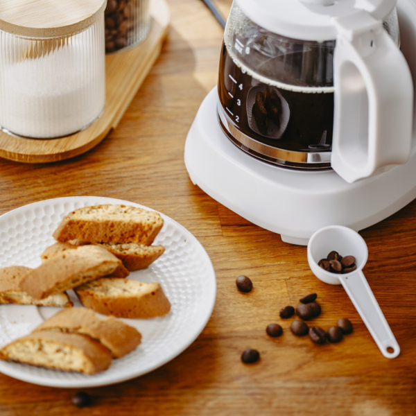 Компактна бяла кафеварка 600W – 0.6L, поддържане на топлина и антикапкова система