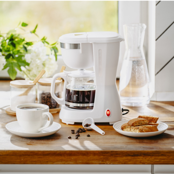 Компактна бяла кафеварка 600W – 0.6L, поддържане на топлина и антикапкова система
