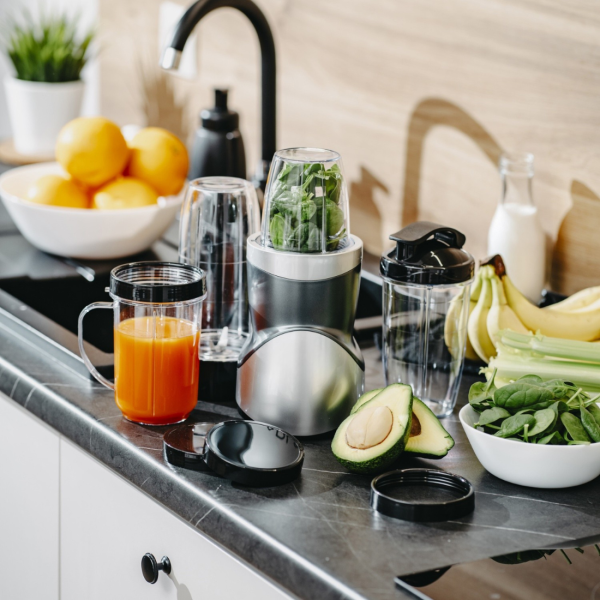 Мощен блендер за смутита с пълен комплект чаши и бутилки - BPA Free, импулсен режим