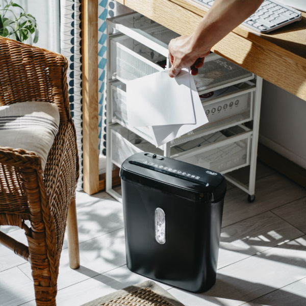 Шредер за документи Adler – Сигурно унищожаване P-2, до 6 листа наведнъж, тиха работа и защита от претоварване