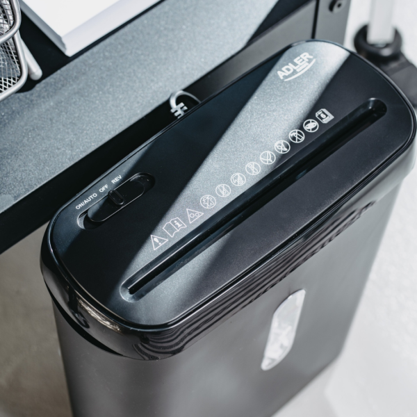 Шредер за документи Adler – Сигурно унищожаване P-2, до 6 листа наведнъж, тиха работа и защита от претоварване