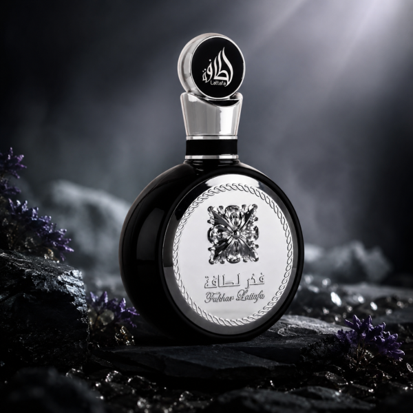 Lattafa Fakhar Black EDP 100 мл – Луксозен мъжки парфюм с кехлибарени, пикантни и дървесни нотки