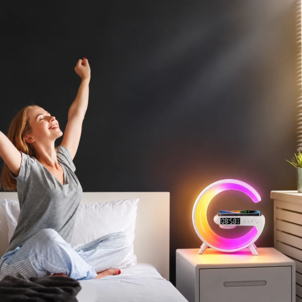 Мултифункционална LED смарт лампа 6 в 1 с Bluetooth колонка, RGB осветление, будилник и безжично зареждане 10 W