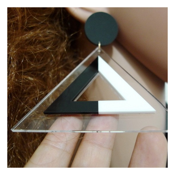 Модерни обеци триъгълник в черно и бяло А07