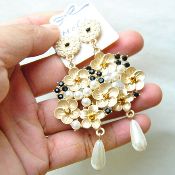 Модерни обеци с цветя перли и цветни камъчета А33