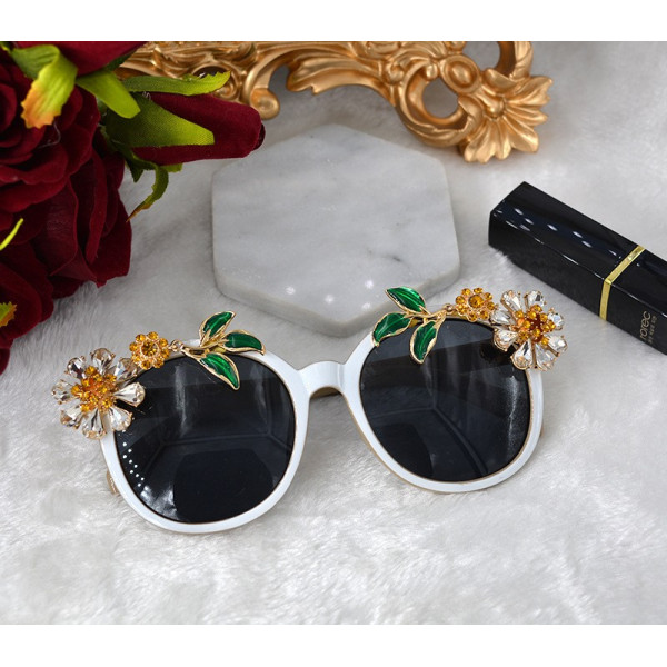 Слънчеви очила с бели рамки и флорална декорация yj12 1