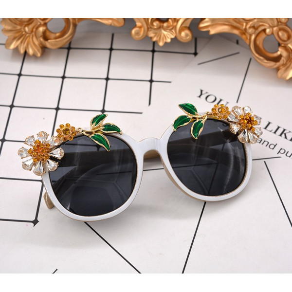 Слънчеви очила с бели рамки и флорална декорация yj12 4