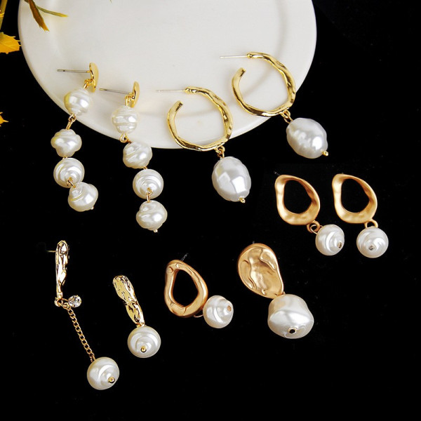 Различни видове дамски златисти обеци  с перла - A193 12