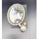 Дамска кръгла брошка с картина на жена и елементи от перли и кристали E01-1 1