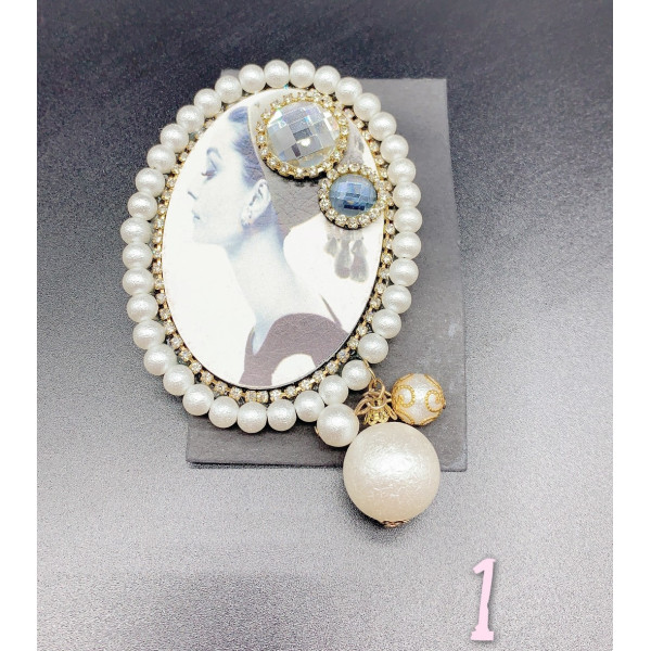 Дамска кръгла брошка с картина на жена и елементи от перли и кристали E01-1