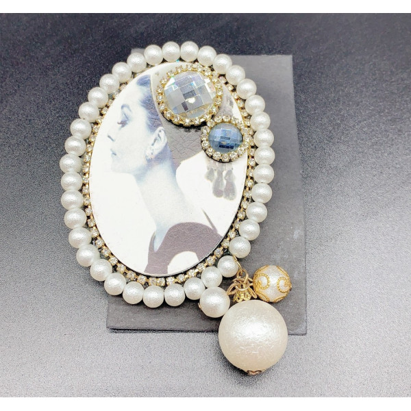 Дамска кръгла брошка с картина на жена и елементи от перли и кристали E01-1 2