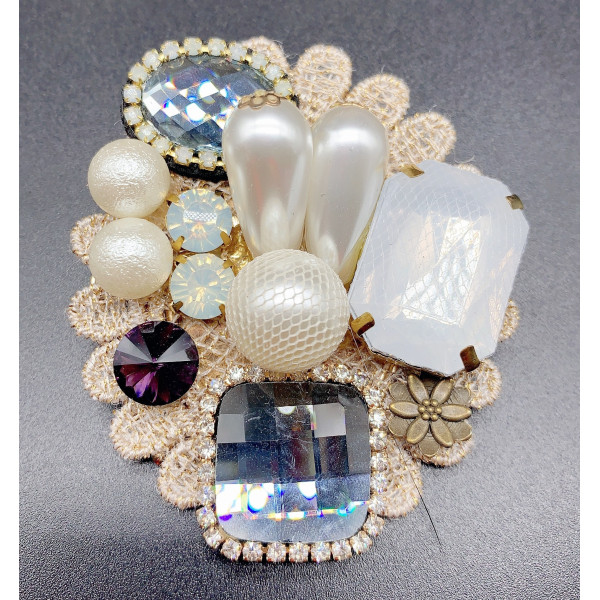 Брошка с кръгла формата, която образува цвете с перли и кристали - E01-4