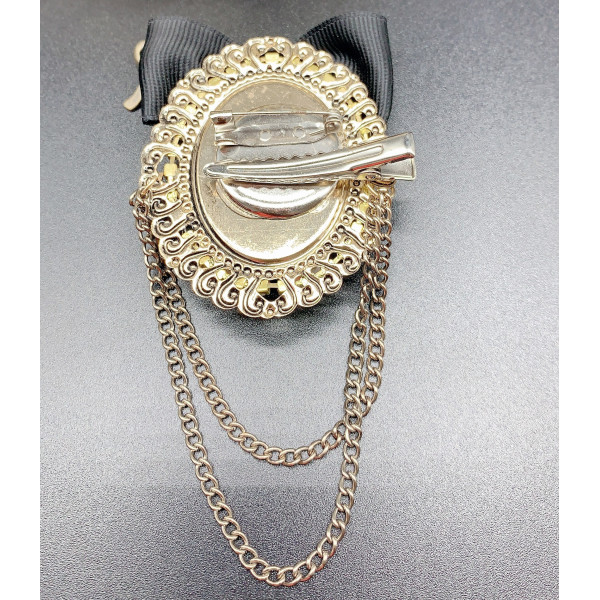 Дамска кръгла брошка с с перли, панделка и нанизани синджирчета - E01-6