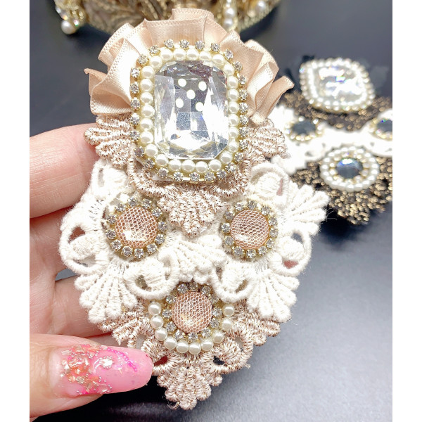 Дамска брошка с интересни мотиви от плат и диаманти в два дизайна - Е02-3